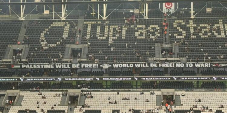Beşiktaş taraftarından Filistin’e özel pankart!