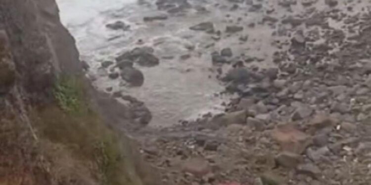 Beykoz’da kayalıklarda mahsur kalan 4 kişi kurtarıldı