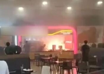 Beylikdüzü’nde AVM’de yangın paniği