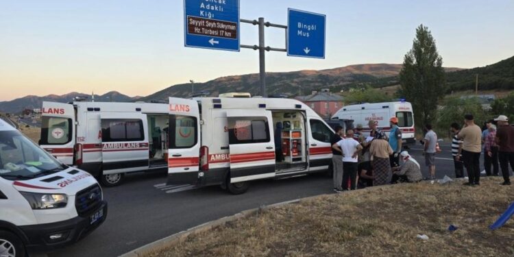 Bingöl’de trafik kazası: 11 yaralı
