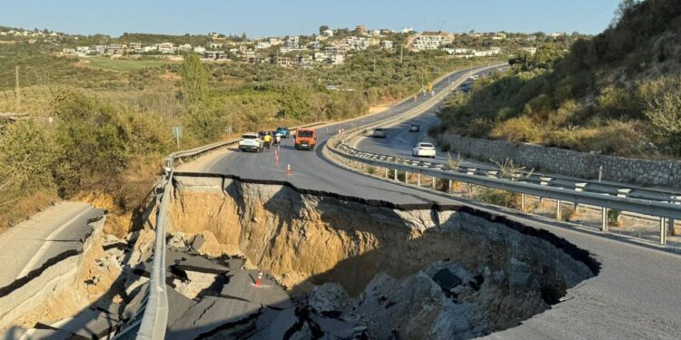Bir anda çöktü! Kuşadası-Söke kara yolu ulaşıma kapatıldı