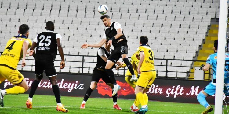 Birinci Lig ekibi iki araba dolusu adamı tek seferde transfer etti