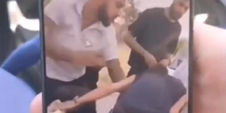 Boş araziye götürüp darbettiler: 2 kişi tutuklandı