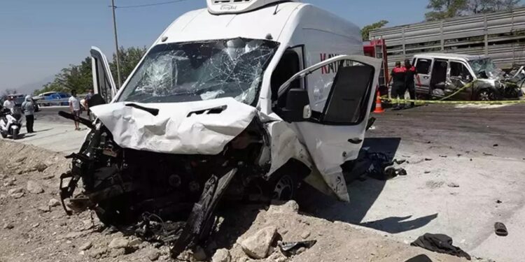 Burdur’da panelvan ile hafif ticari aracın çarpıştığı kazadaki ölü sayısı 3’e yükseldi