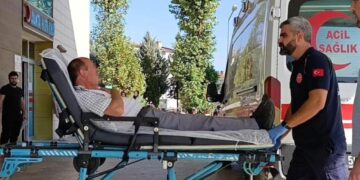 Bursa’da kavşakta iki otomobil çarpıştı: 3 yaralı