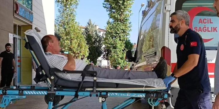 Bursa’da kavşakta iki otomobil çarpıştı: 3 yaralı