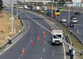 Büyükçekmece’de aydınlatma direği yan yattı: E-5 trafiğe kapatıldı