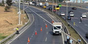 Büyükçekmece’de aydınlatma direği yan yattı: E-5 trafiğe kapatıldı