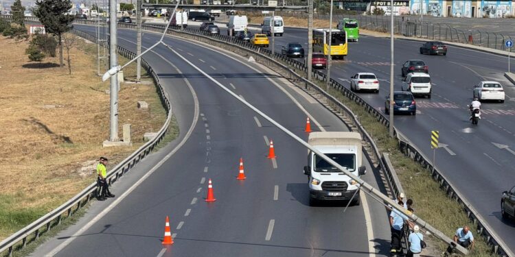 Büyükçekmece’de aydınlatma direği yan yattı: E-5 trafiğe kapatıldı