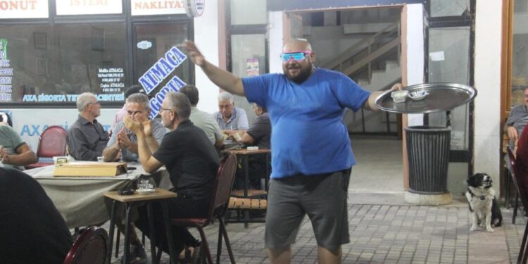 Çay dağıtırken yaptığı dansla fenomen oldu