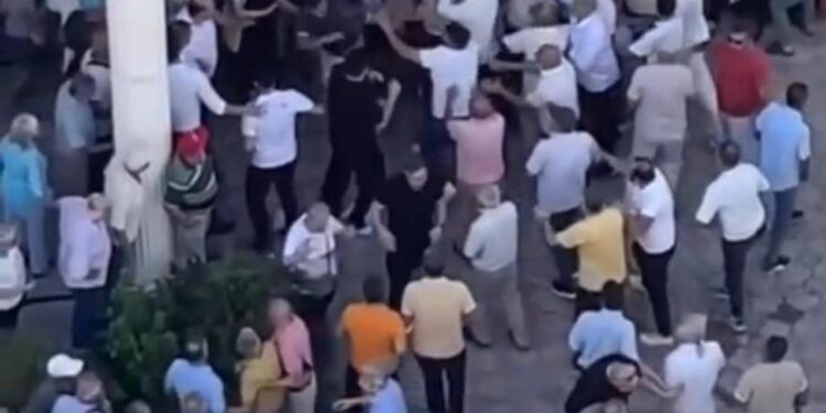 CHP mahalle seçiminde kavga çıktı