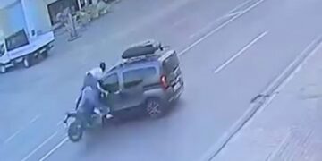 Elazığ’da feci kaza: Motosikletli yolcu havada üç takla attı