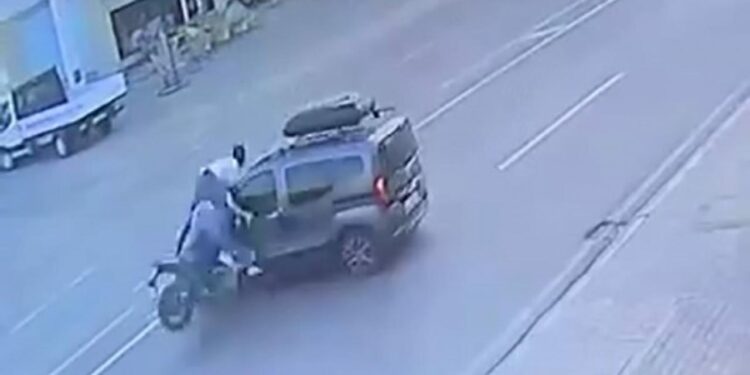 Elazığ’da feci kaza: Motosikletli yolcu havada üç takla attı