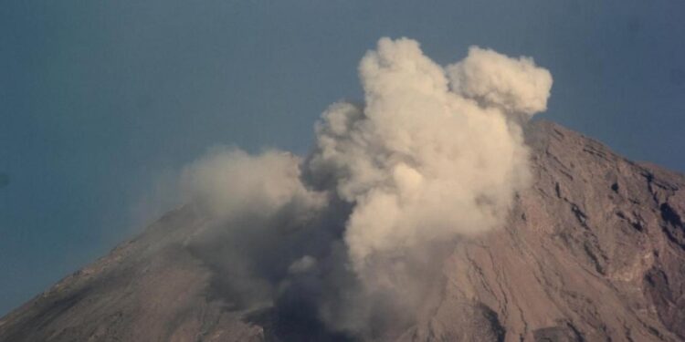 Endonezya diken üstünde! Semeru Yanardağı faaliyete geçti!