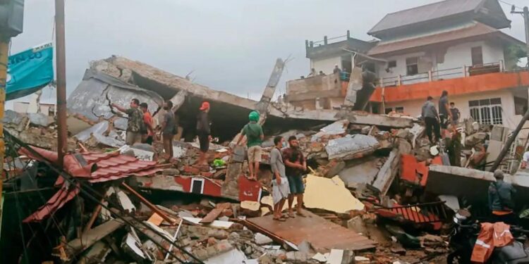 Endonezya’da 5,8’lik deprem: Onlarca yaralı var