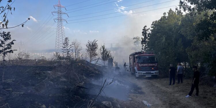 Esenyurt’ta otluk alanda çıkan yangın kısa sürede söndürüldü