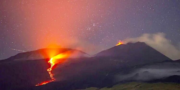 Etna Yanardağı yeniden aktif hale geldi