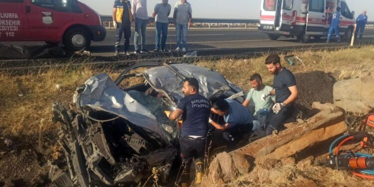 Feci kaza: Otomobil devrildi: 2 kişi hayatını kaybetti