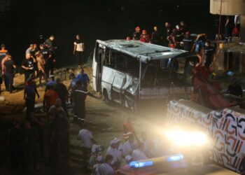 Feci kaza: Yolcu otobüsü dere yatağına devrildi, 18 kişi boğuldu