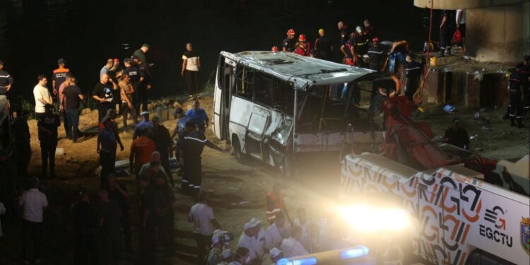 Feci kaza: Yolcu otobüsü dere yatağına devrildi, 18 kişi boğuldu