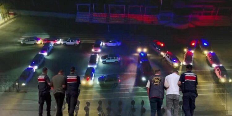 FETÖ operasyonları: 49 şüpheli yakalandı