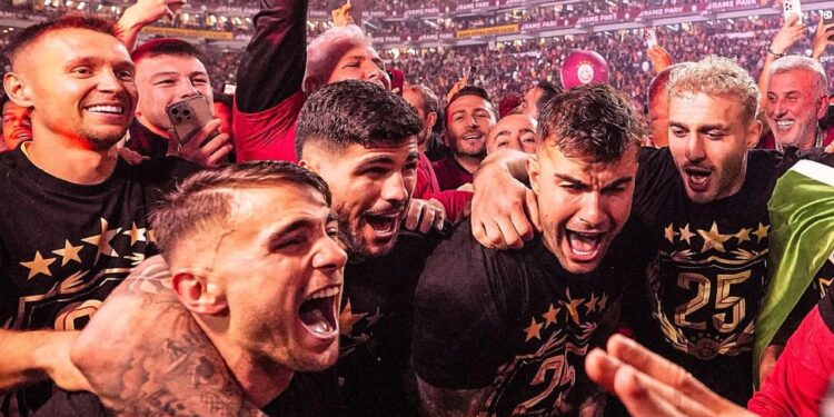 Galatasaray’ın yıldızı yuvada kaldı: Dört yıllık sözleşmeyi imzaladı