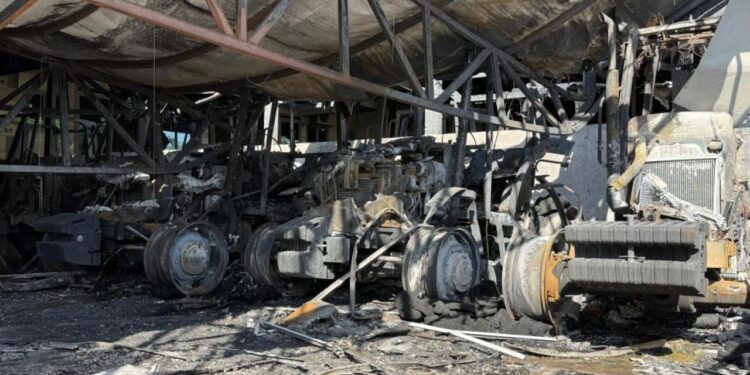 Gece yarısı büyük yangın! 3 dükkan, 22 traktör yandı