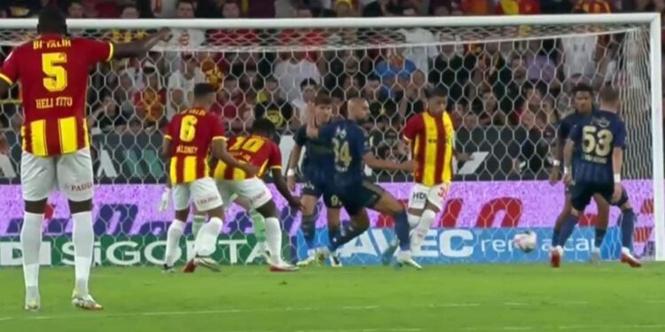 Göztepe penaltı bekledi: Tartışmalı pozisyonda devam kararı