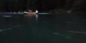 Harşit Çayı’nda balık tutan 2 genç mahsur kaldı