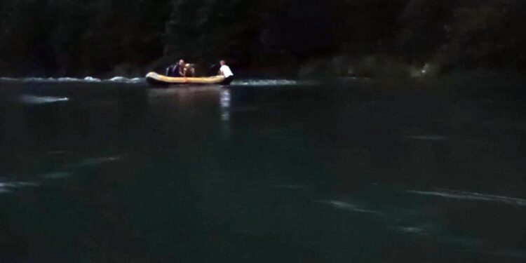 Harşit Çayı’nda balık tutan 2 genç mahsur kaldı