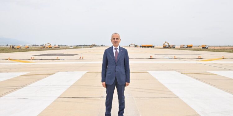 Hatay Havalimanı’nda çalışmalar tamamlanıyor! Bakan, o görüntüleri paylaştı…