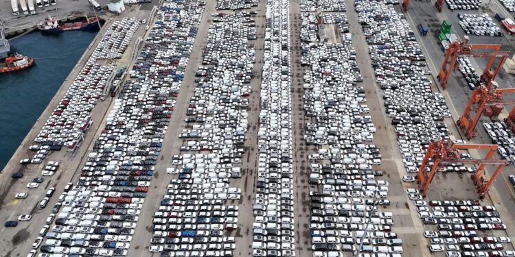 Haydarpaşa Limanı’nda binlerce ithal sıfır araç havadan görüntülendi