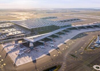 Her üç yolcudan ikisi İstanbul ve Antalya havalimanlarını kullandı