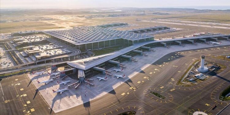 Her üç yolcudan ikisi İstanbul ve Antalya havalimanlarını kullandı