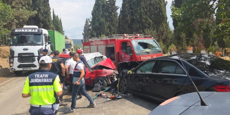 İki otomobil kafa kafaya çarpıştı: 1 ölü, 7 yaralı!