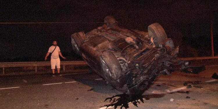 İnanılmaz kaza! Hurdaya dönen cipten burunları kanamadan çıktılar