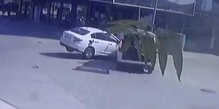 İnegöl’de 2 aracın çarpıştığı kaza anı kamerada: 1 yaralı