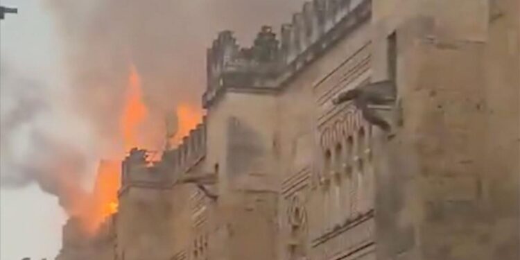 İspanya’da Kurtuba Cami-Katedrali’nde yangın çıktı