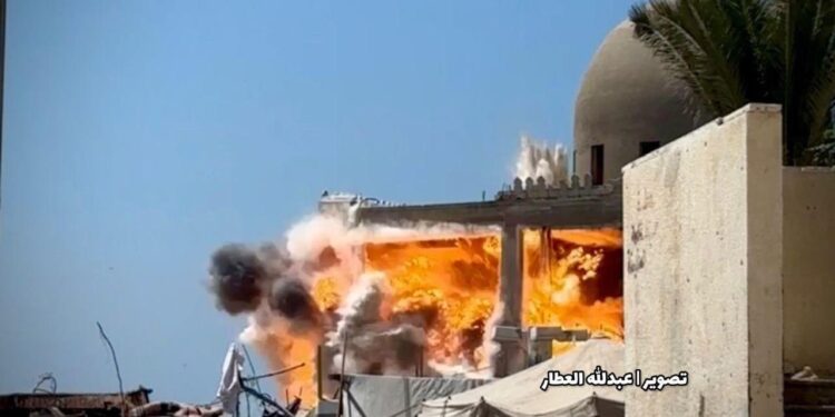 İsrail, Filistin Kızılay’ı karargahını bombaladı