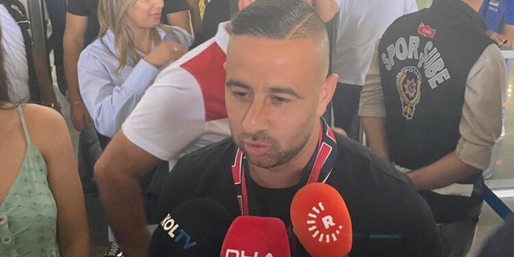 İsrailli futbolcu Amedspor’a geldi: Taraftar havalimanında karşıladı