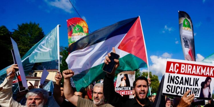 İstanbul’da on binler Gazze’ye destek için ABD Konsolosluğuna yürüdü