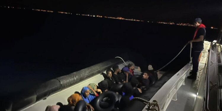 İzmir’de 83 düzensiz göçmen yakalandı