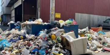 İzmir’de çöp yığınları oluştu