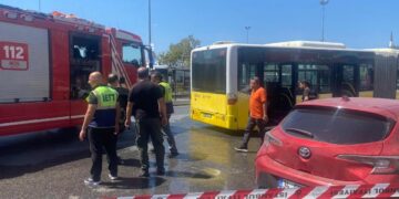 Kadıköy’de İETT otobüsünün motor kısmında yangın!