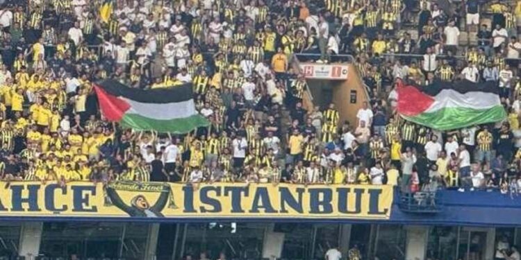 Kadıköy’de unutulmaz an: Fenerbahçe taraftarı Filistin’i unutmadı