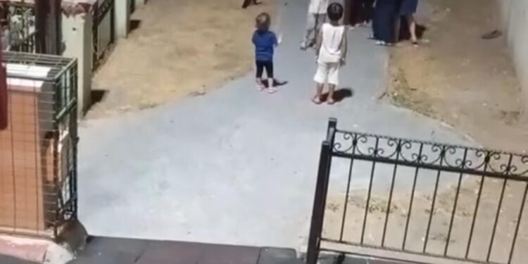 Kağıthane’de parkta çocuklar arasında kavga! Anneler de dahil oldu