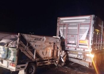 Kamyonet ışıklarda bekleyen tıra arkadan çarptı: 1 ağır yaralı