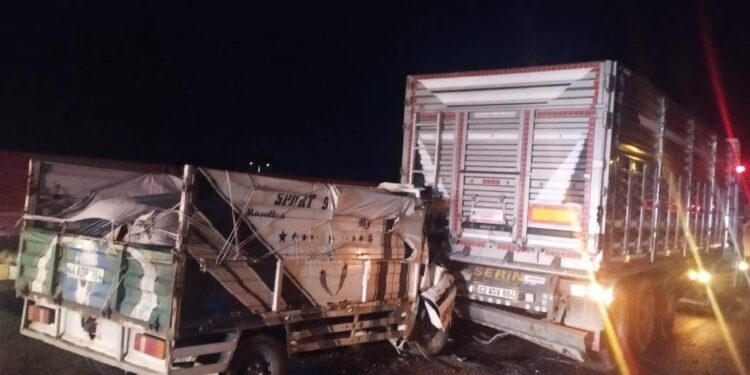 Kamyonet ışıklarda bekleyen tıra arkadan çarptı: 1 ağır yaralı