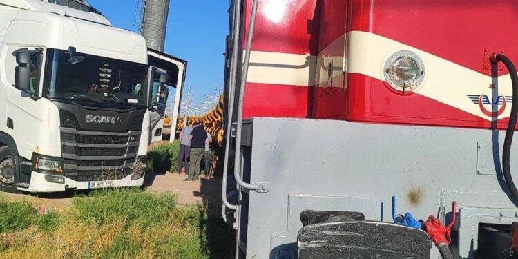 Kırıkkale’de yük treni tıra çarptı