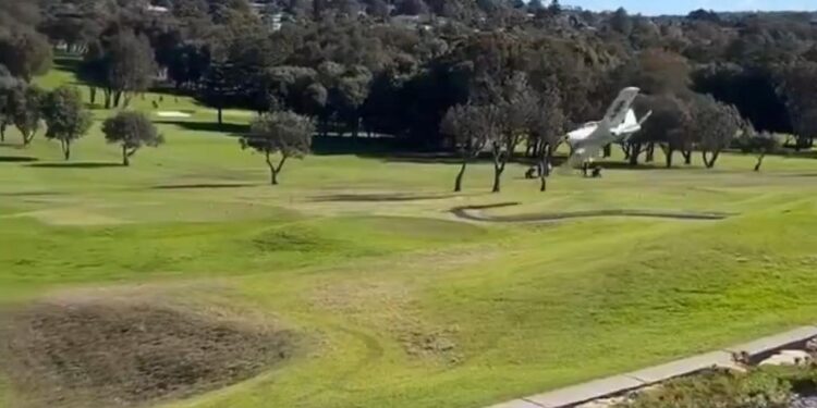 Küçük uçak facianın eşiğinden döndü!